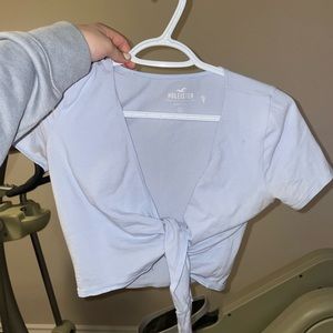 Cross body light blue tee